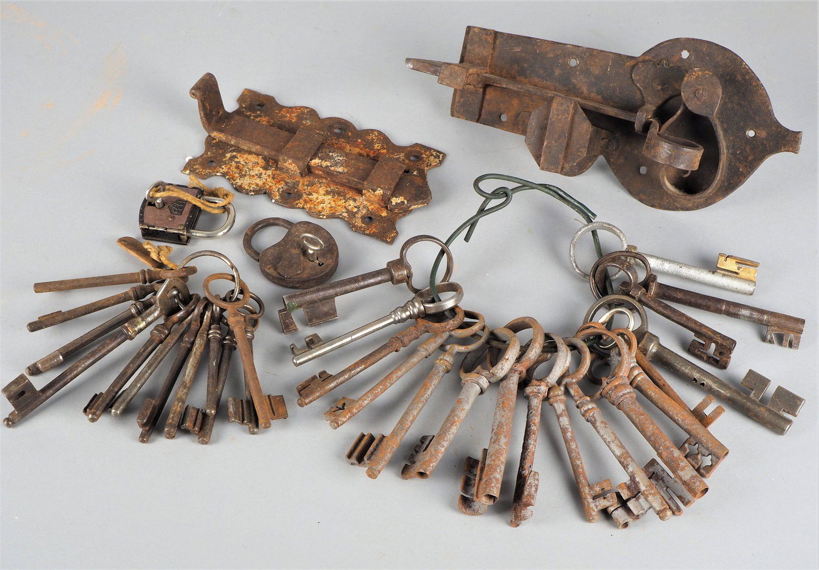 Assorted keys, 18th to 20th century.: Assorted keys, 18th to 20th century.Different sizes and shapes for cabinet doors, gates and entrance doors. All made of iron, partly forged (29 pieces). As addition a cabinet lock 18th century (not co