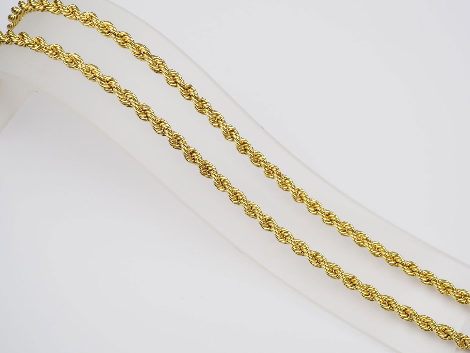 14K gold braided chain, 32,5g: 14K gold braided chain, 32,5gSpiral braided necklace in 585/000 yellow gold, hallmarked. With carabiner clasp. L. 90cm. Ø ca. 5mm. Total weight 32,5g. Good condition.14K Gold Flechtkette, 32,5gsp