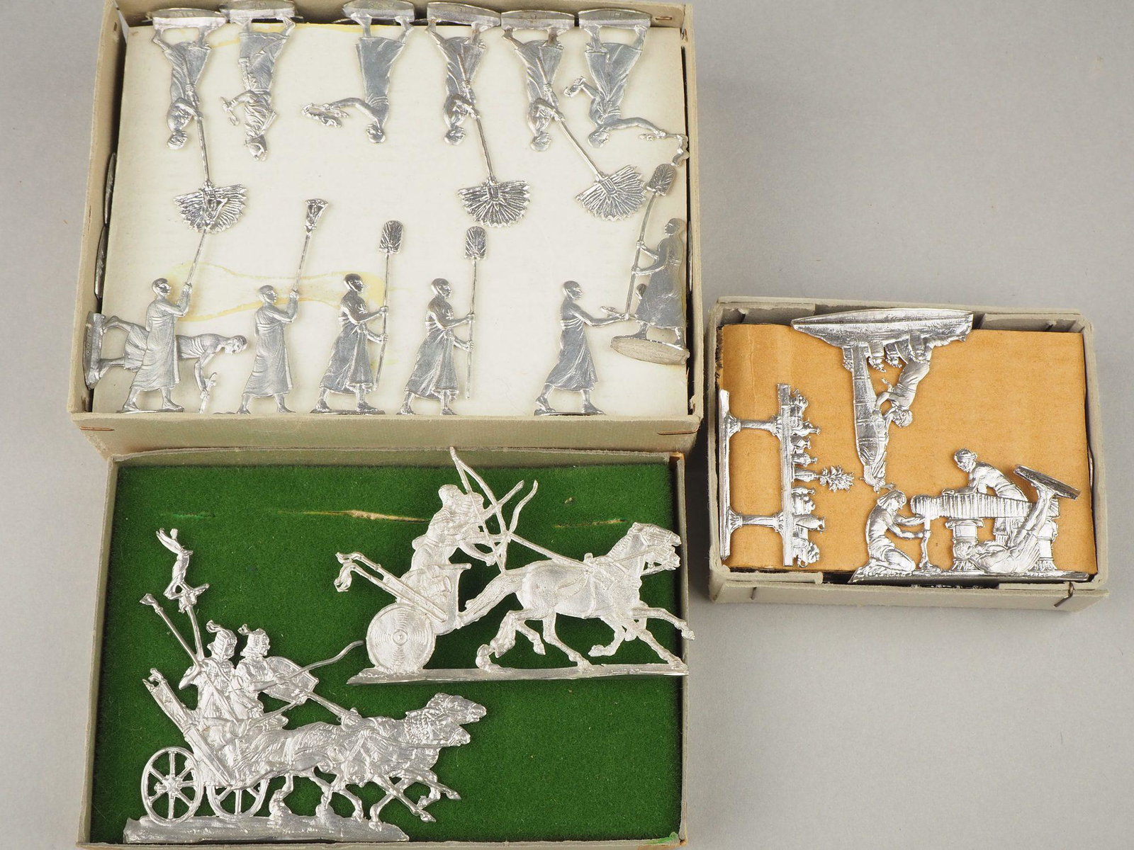 Pewter figurines, theme Ancient Egypt: Pewter figurines, theme Ancient Egypt30 mm flat, blank. Embalming, 44 figures: 2 finished mummies, mummy in progress, embalmer with mummy bandages, priests and women, utensils. Procession of the barqu