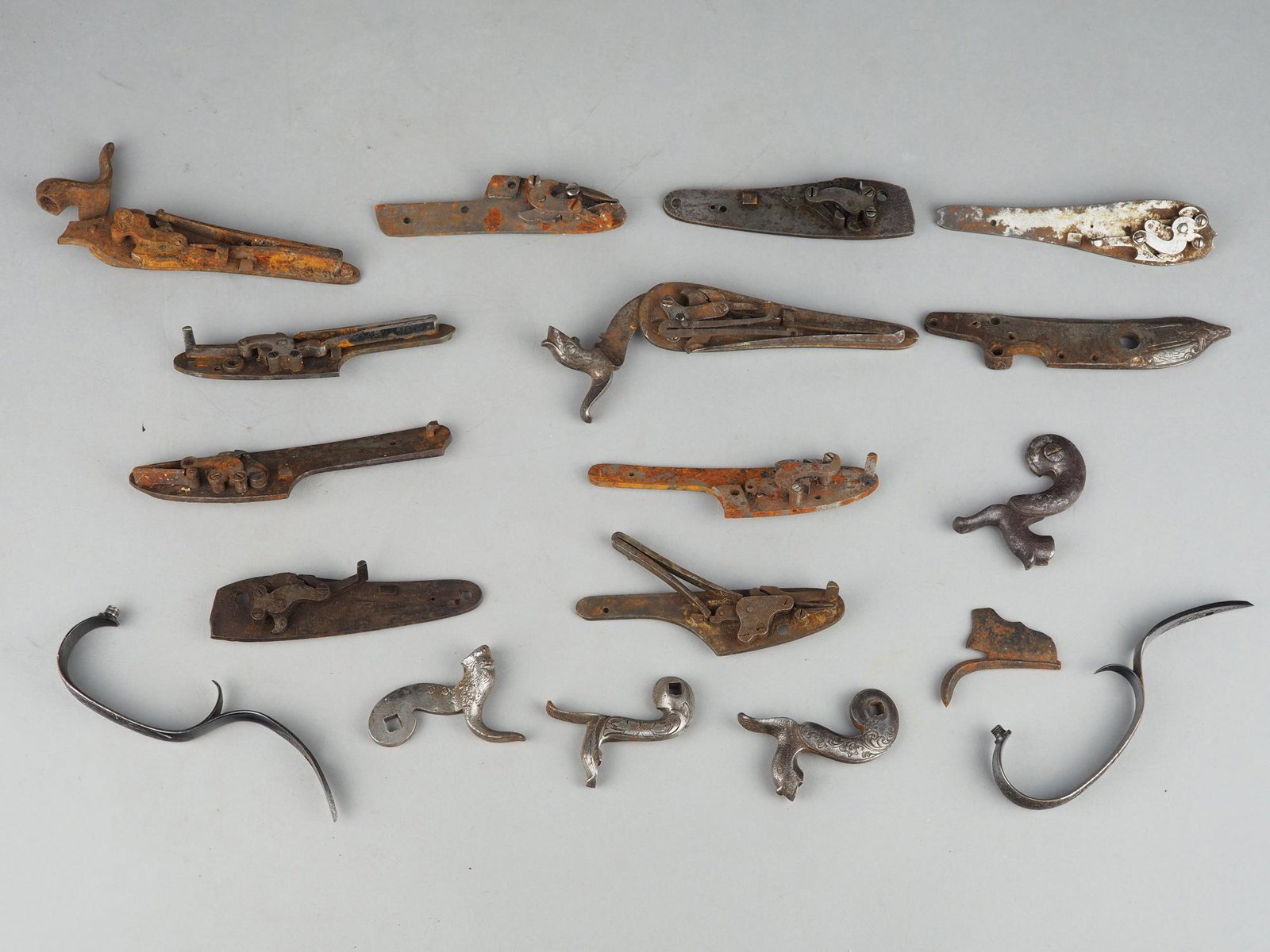 Convolute muzzleloader components / engraved snap locks 18th - 19th century.: Convolute muzzleloader components / engraved snap locks 18th - 19th century.Convolute with flintlock / percussion lock components. Mostly equipped inside with springs and levers. Named makers such as 