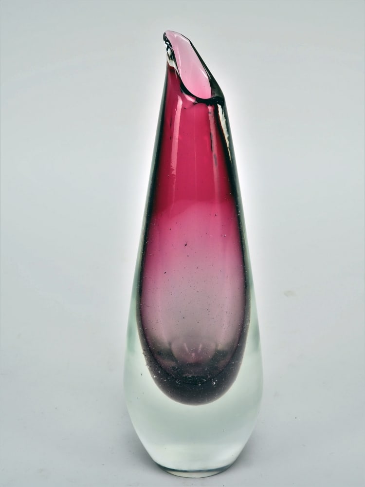 Small Murano vase, Flavio Poli, 1960s.: Small Murano vase, Flavio Poli, 1960s.Thick walled clear glass, reddish colored inside, wide cut stand, narrow shaped vase mouth. Intact. H. 20cm, Ø 6,5cm.Kleine Murano Vase, Flavio Poli, 1960erDickw