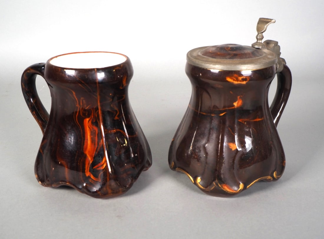 Villeroy & Boch, Art Nouveau beer mug, around 1900.: Villeroy & Boch, Art Nouveau beer mug, around 1900.Porcelain stoneware with brown streak glaze and gold decoration and pewter lid with ceramic insert. Beer stein in curved shape with handle. Brand: VB