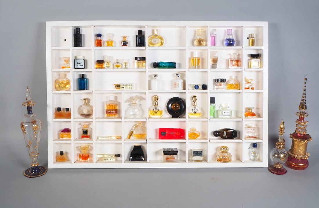 Collection of vintage perfume bottles,: Collection of vintage perfume bottles, Three large and many small flacons, some damaged, some with contents in different filling levels. For example Chanel, Gucci, Yves Saint Lauren, Hermes, Lacoste.