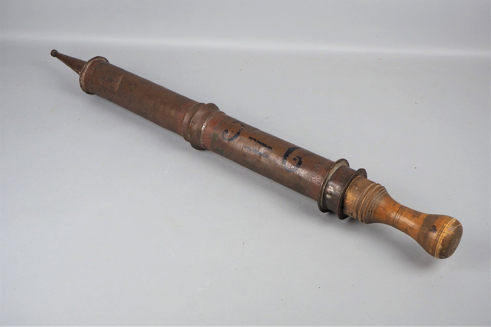 Domestic copper fire extinguisher, around 1800.: Domestic copper fire extinguisher, around 1800.Cylindrical body made of copper, divided into two parts, with tapered spout. Top with bayonet lock by a wooden slide with a baluster-shaped handle. Forme