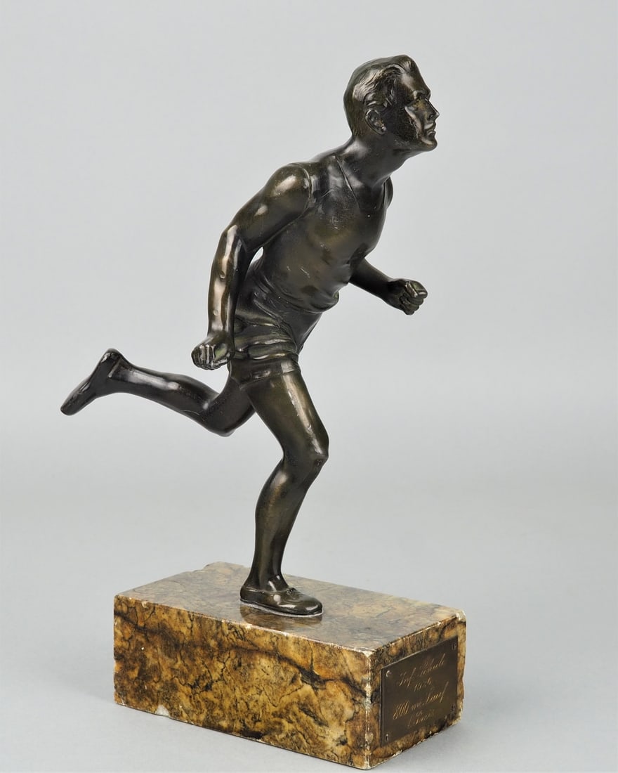 Weimar Republic 1926: Reichswehr Infantry School 800-meter run, 1st prize.: Weimar Republic 1926: Reichswehr Infantry School 800-meter run, 1st prize.plastic representation of a runner, zinc casting dark green patinated, screwed on stone base. In front plaque inscribed in Ger