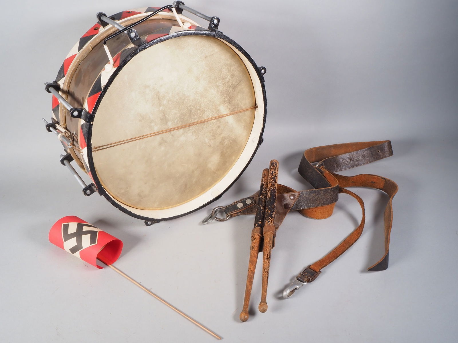 Mixed lot HJ Bann 120 drum with belt and sticks: Mixed lot HJ Bann 120 drum with belt and sticks HJ Bann 120 drum with 2 sticks and belt and flags. From the estate of an Ulm HJ member of Bann 120. Good condition, used. Beautiful set.Konvolut HJ Bann