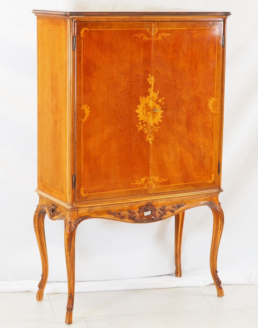 Side cabinet, England around 1900: Side cabinet, England around 1900Standing on high, curved and partially carved feet, the front with two lockable doors with compartments. Profiled and veneered top panel. Very elaborately veneered fur