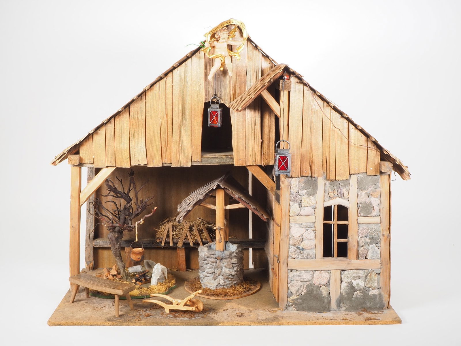 Alpine crib stable with accessories - Georg Lang selig Erben, Oberammergau: Alpine crib stable with accessories - Georg Lang selig Erben, OberammergauSet includes: Crib stable type B (electrified); Gloria angel type 12; Well type Z55; Bonfire type Z84. See catalog of the comp