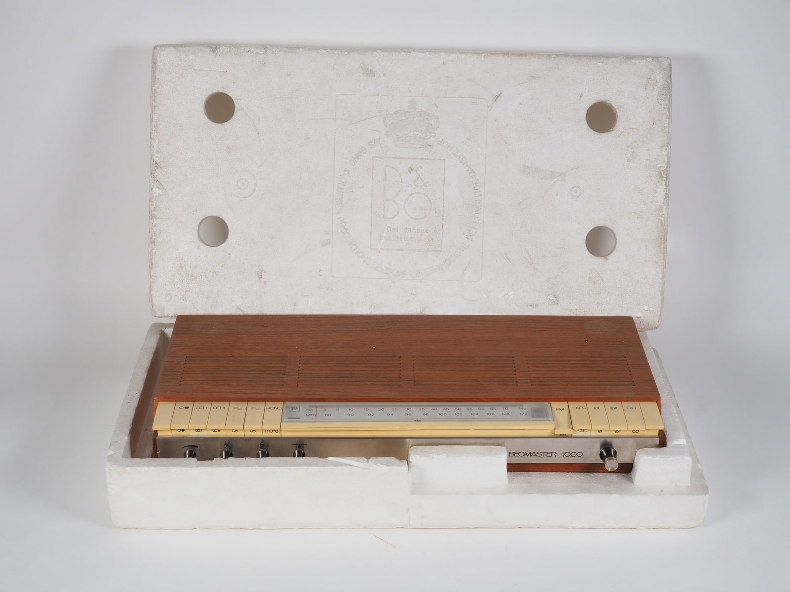Bang & Olufsen Beomaster 1000 FM Stereo Receiver, Denmark, 1966-1972: Bang & Olufsen Beomaster 1000 FM Stereo Receiver, Denmark, 1966-1972Wooden case with plastic, with cable and plugs, in original polystyrene packaging. Dimensions approx. 50 x 23 x 8.5 cm. With signs o
