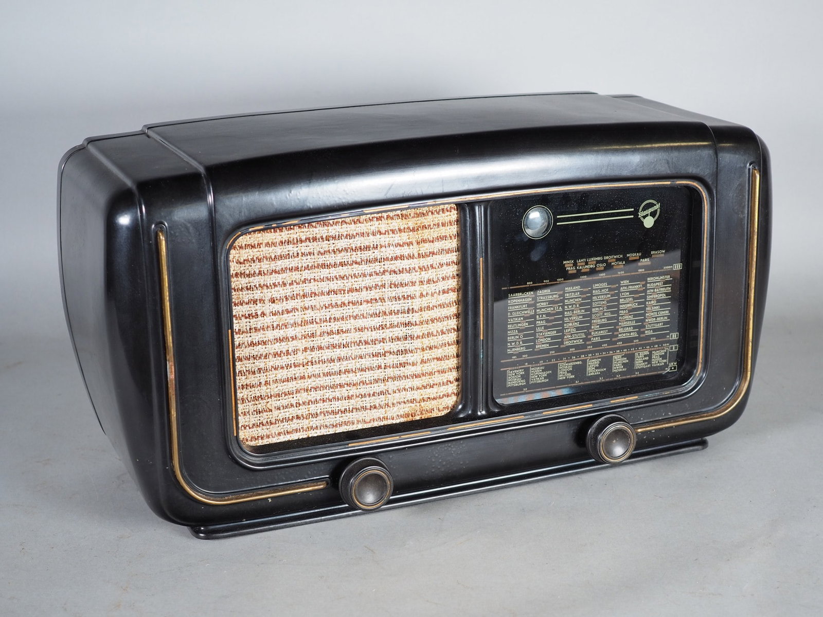 German Radio receiver Blaupunkt NU670W with ECH42, around 1950: German Radio receiver Blaupunkt NU670W with ECH42, around 1950Table-top tube radio of the Blaupunkt brand (Blaupunkt (Ideal), Berlin, later Hildesheim) with 6 tubes. Long wave, medium wave, short wave