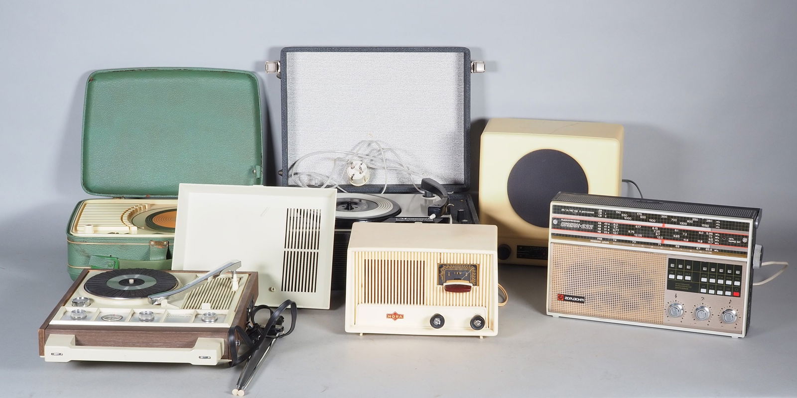 Mixed lot of radios and portable record players, 2nd half of the 20th century.: Mixed lot of radios and portable record players, 2nd half of the 20th century.Mixed lot with 4 old radios and 2 travel record players. -1. USSR Radio Okean 222 around 1987. -2. Porst (Nuremberg) Phono