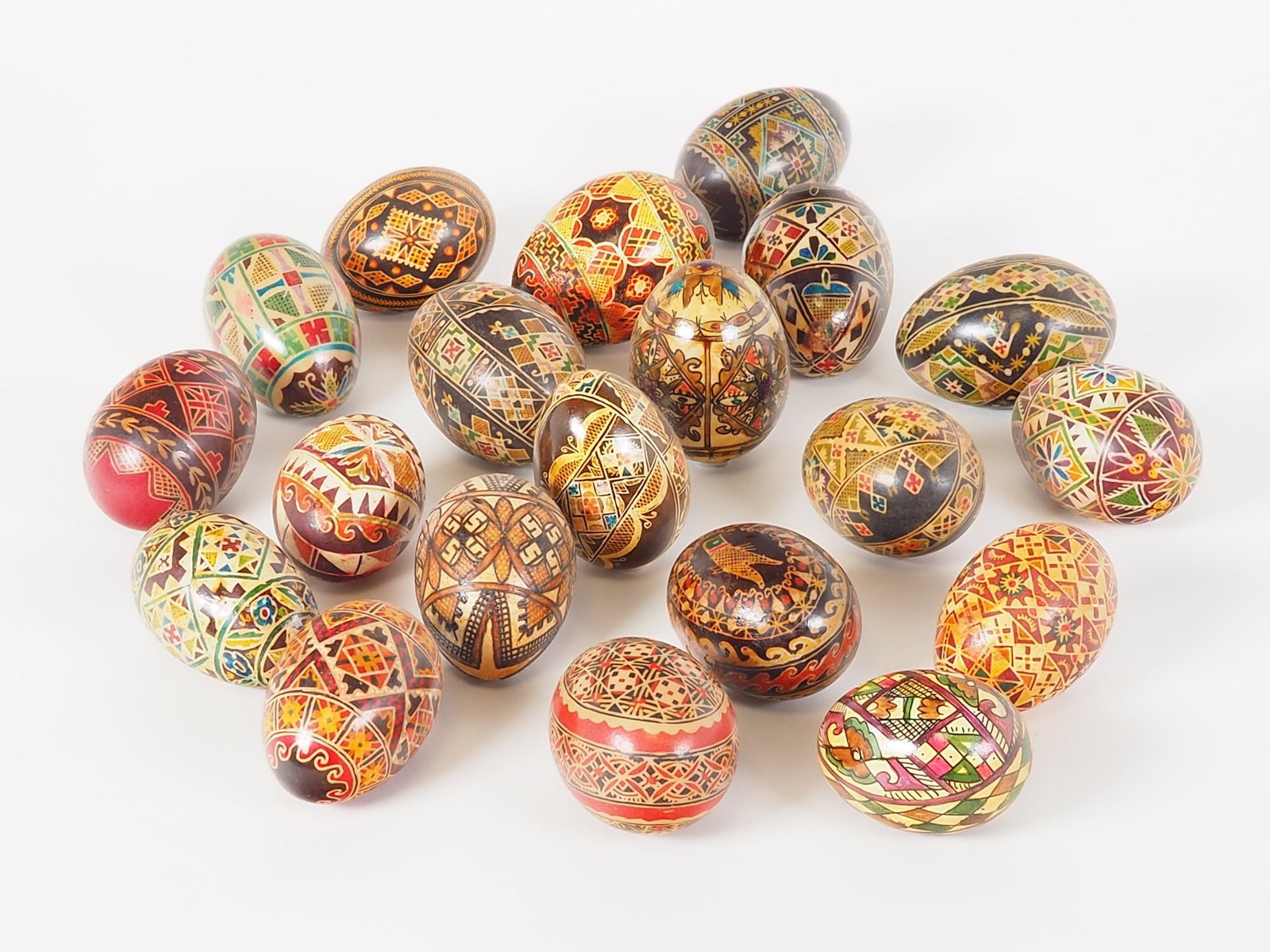 20 hand-painted Easter eggs, Romania, 20th century: 20 hand-painted Easter eggs, Romania, 20th century20 traditionally hand-painted hen's eggs, very fine and detailed with various polychrome patterns. In different sizes, without suspension. Good condit