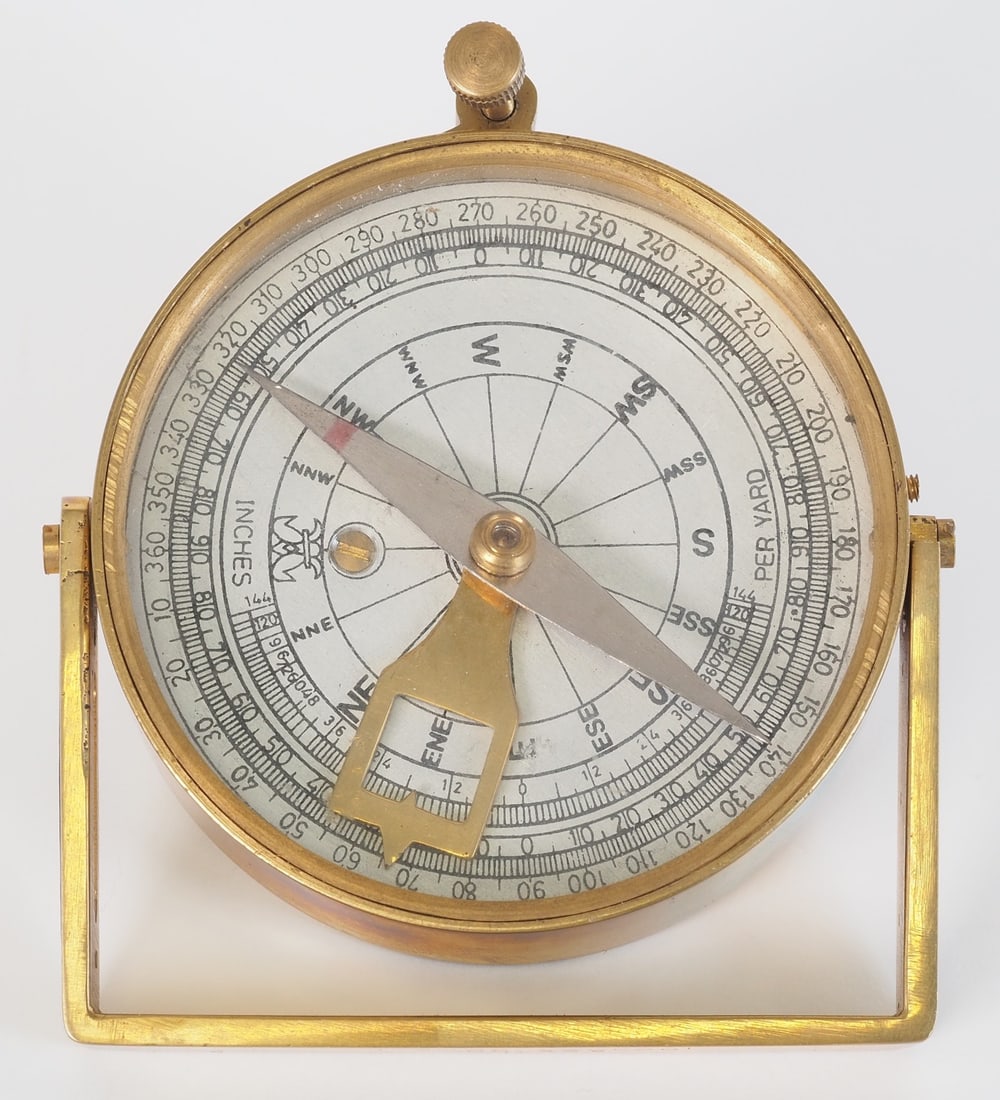 Compass for navy, around 1930: Compass for navy, around 1930Heavy brass case with stand base, with built-in scale and display. Stand marked: "T. Cook" "LONDON" No. 428. Good used condition. Ø 7.5 cm.Kompass für Marine, um