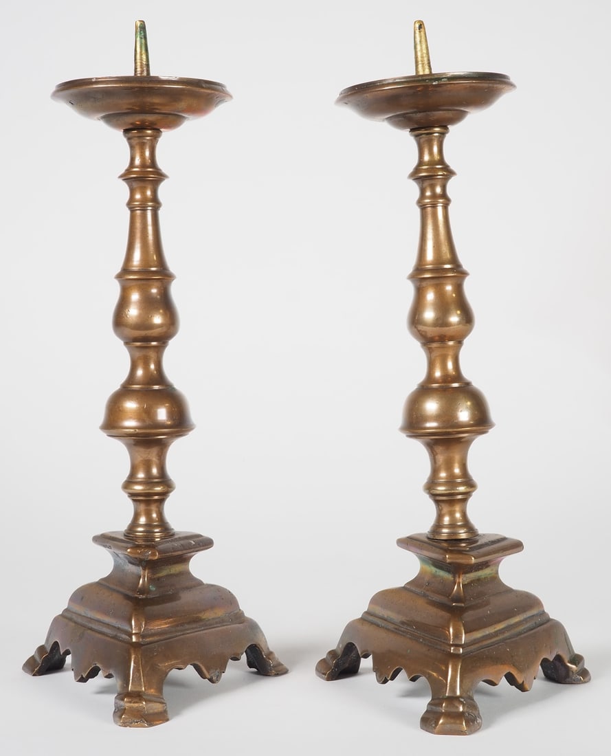 Pair of bronze candlesticks, 19th century.: Pair of bronze candlesticks, 19th century. In Baroque style, heavy design, suitable for thick candles. Tripod stand, slender shaft. Used condition. Height 27 cm.Paar Bronze Leuchter, 19. Jh. Im Barock