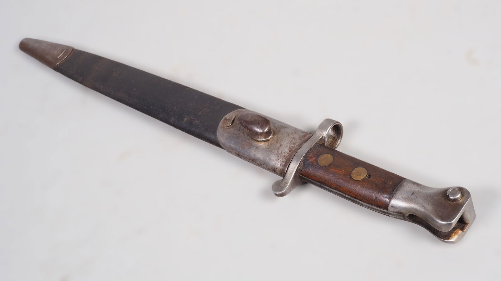 England: Bayonet P 1888 Mark I Type II - Victorian (V.R.): England: Bayonet P 1888 Mark I Type II - Victorian (V.R.)Early dagger bayonet P 1888 for the Lee-Enfield Mark I or Lee-Metford MK I & II. Pointed dagger blade, clean, stamped on ricasso with crown ove