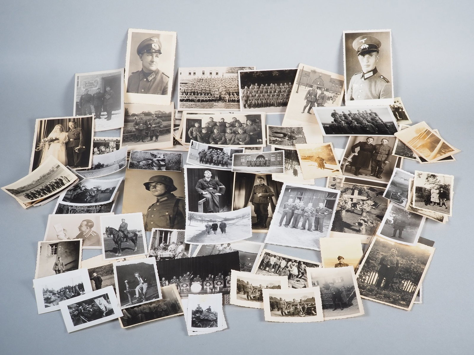 Mixed lot of photos WW2 Wehrmacht: Mixed lot of photos WW2 WehrmachtLarge bundle of 74 different photos of the Wehrmacht from the 2nd World War, different motifs and types of weapons.Konvolut Fotos 2.Weltkrieg WehrmachtGroßes Konv