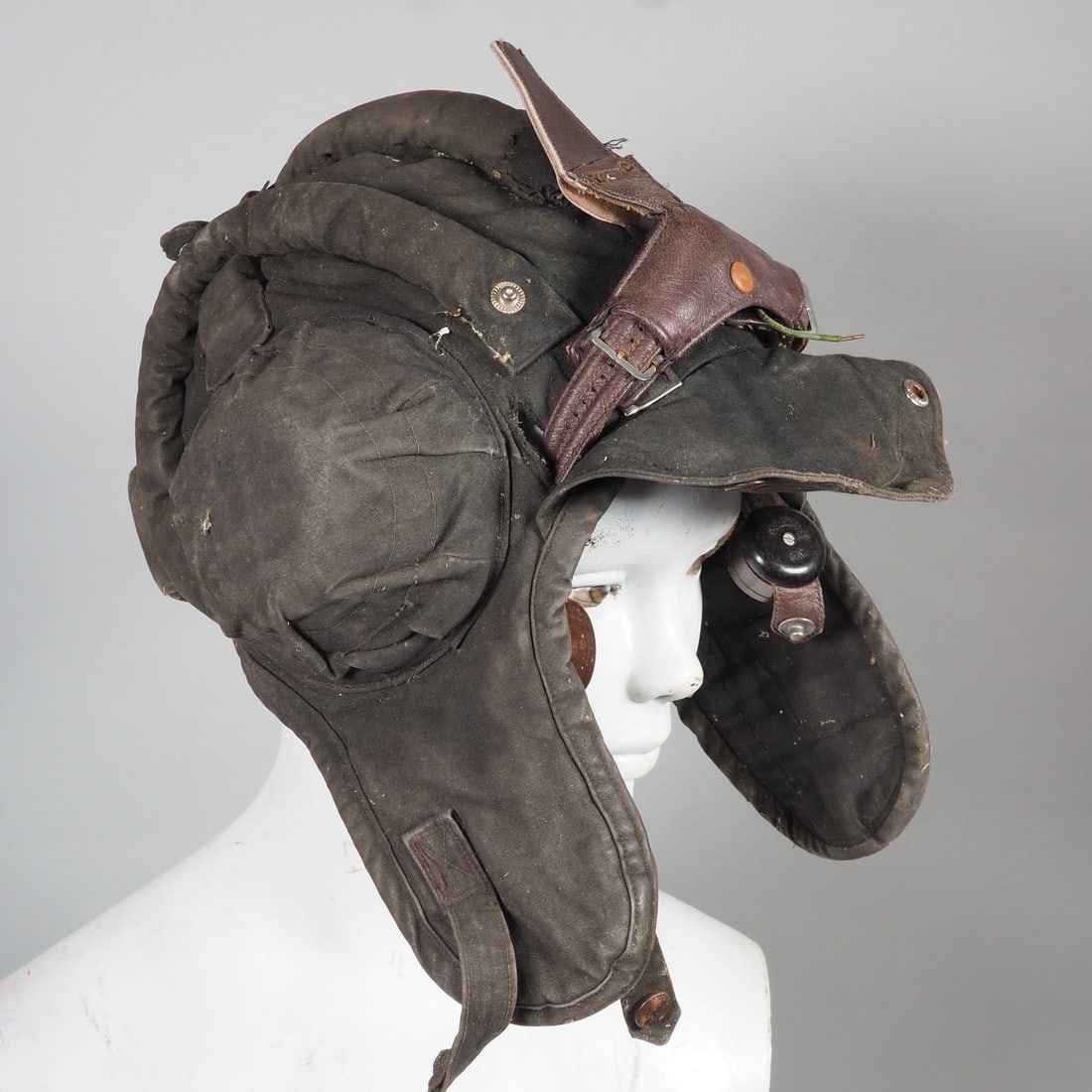 Armored helmet TRK 3 58 Eastern Bloc/Russia: Armored helmet TRK 3 58 Eastern Bloc/RussiaUsed black armored head cover Warsaw Pact with throat microphone series TRK3 58/2 FE25001, ear cups lined, used condition.Panzerkopfhaube TRK 3 58 Ostblock/R