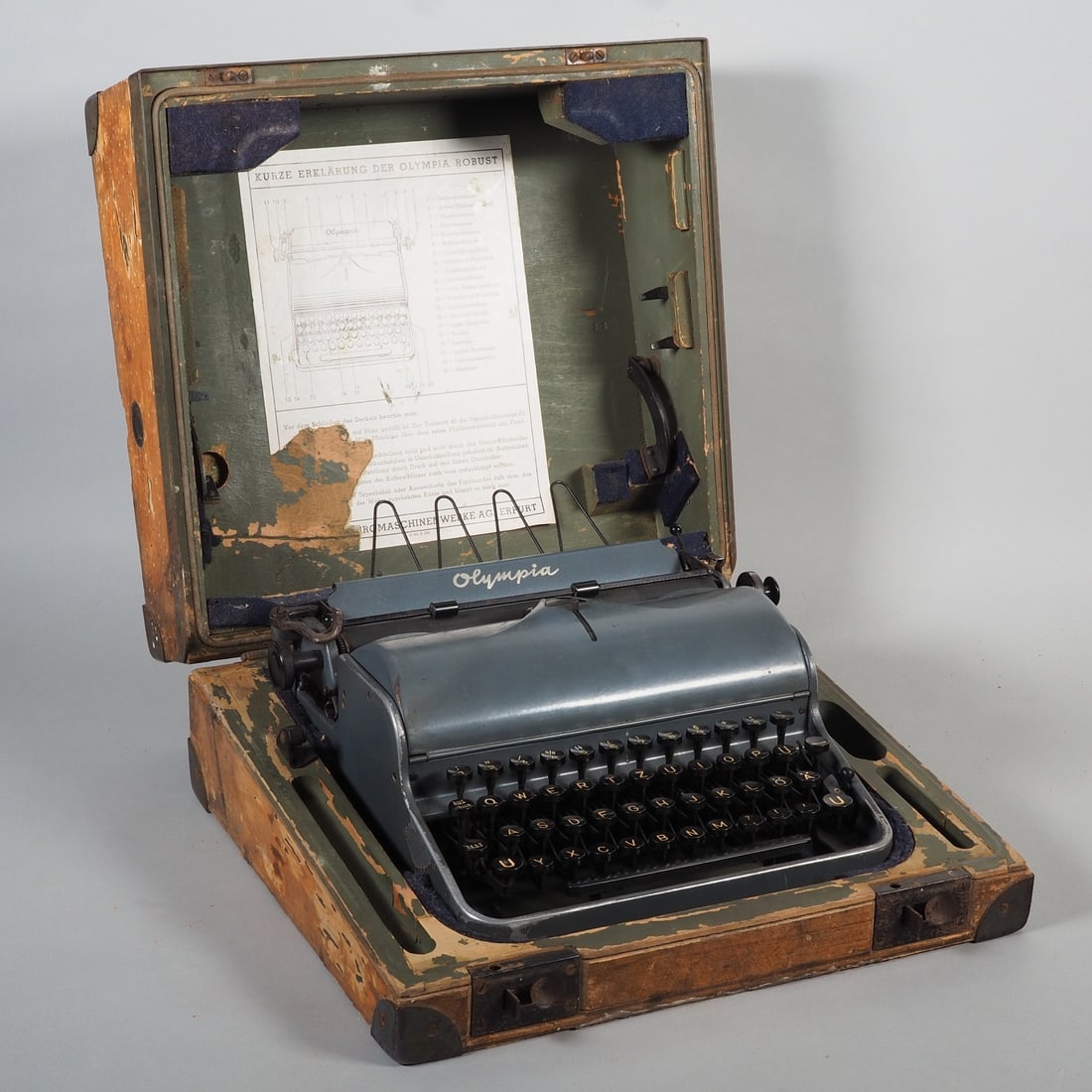 Waffen-SS typewriter in original wooden case, Olympia Robust: Waffen-SS typewriter in original wooden case, Olympia RobustField gray Olympia typewriter with SS runes and special characters, key on the 5th key, bottom side stamped with serial number "410531". Rar