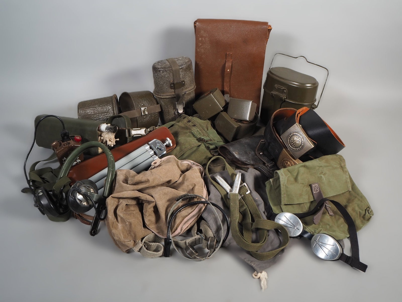 Mixed lot of early Bundeswehr equipment 1950s-1970s: Mixed lot of early Bundeswehr equipment 1950s-1970sNice bundle of early Bundeswehr equipment 1950s-1970s.Used condition.Map report bag from 1958, complete, eating utensils from 1959, 4 tilts, leather 