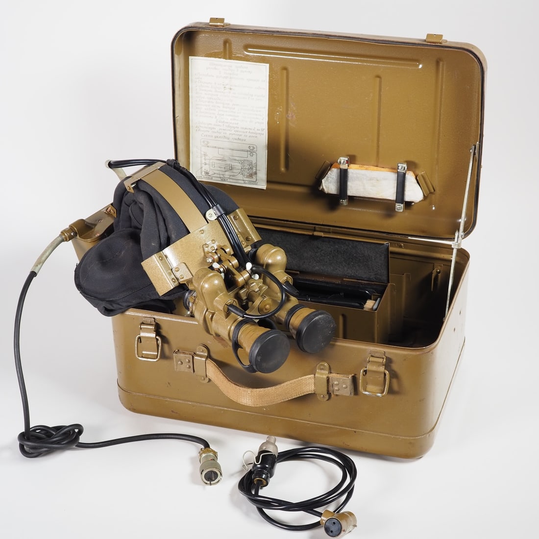 USSR night vision device PNV-57E with tank helmet, 1978 - incl. transport box: USSR night vision device PNV-57E with tank helmet, 1978 - incl. transport boxFunctional Soviet night vision device from the time of the Cold War, probably used in vehicles such as tanks. Night vision 