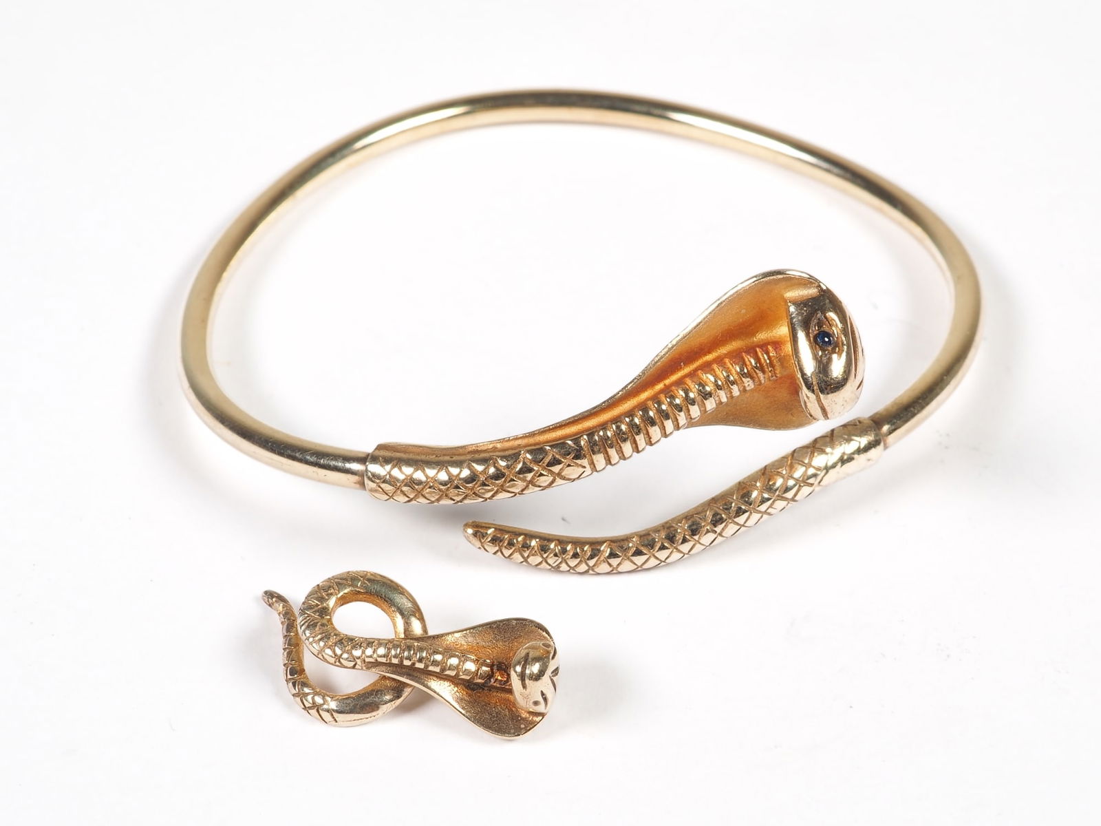 Designer jewellery set in cobra shape, gold-plated silver: Designer jewellery set in cobra shape, gold-plated silverBracelet in the shape of a cobra snake, one eye with set sapphire (one eye turned out), Ø 55- 60mm (stretchable), with manufacturer's stam