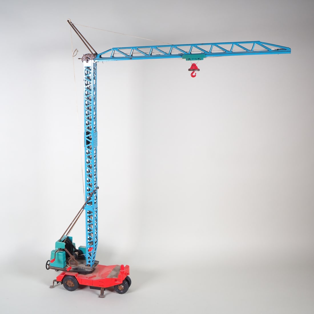 Old toy construction crane, 1960s: Old toy construction crane, 1960sErectable construction crane, with winches and cranks, rotating crane. Plastic and sheet metal. H. extended approx. 80cm. Functional.Alter Spielzeug Baukran, 1960erauf