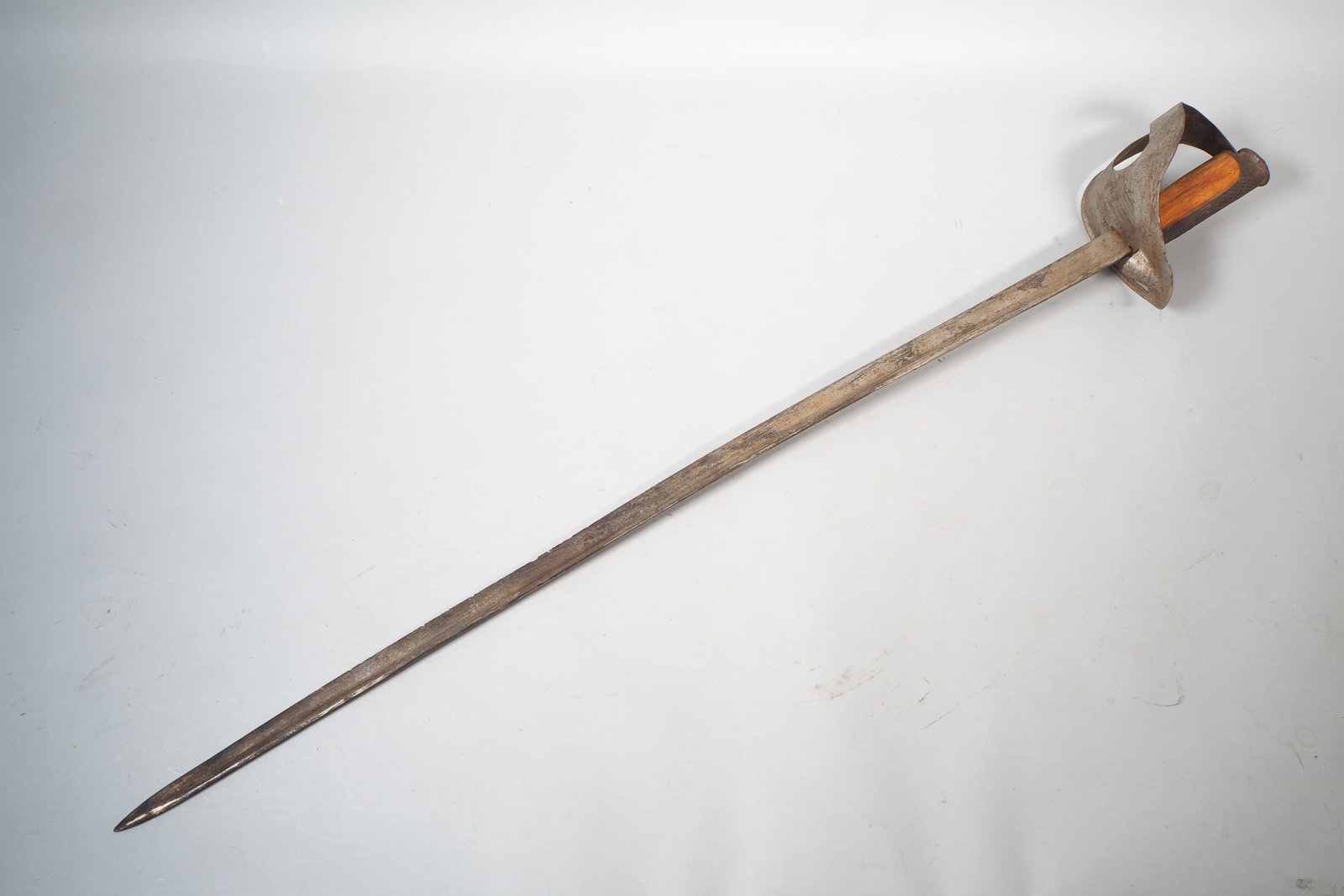 Long sabre, 19th century.: Long sabre, 19th century.Large basket hilt, wooden grip. Blade l. 90cm. Total l. 106cm. With heavy signs of use, pitted hilt.Langer Säbel, 19. Jh.Großes Korbgefäß, Holzgriff. Kling