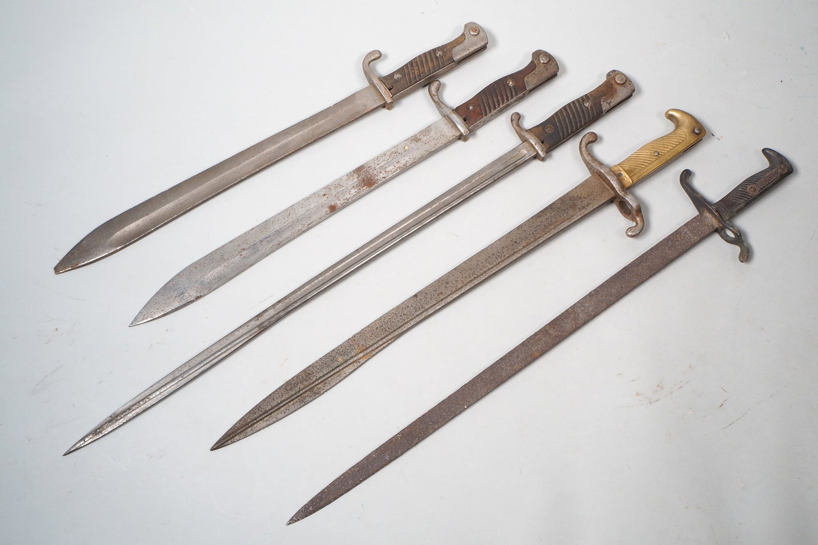 5 German bayonets M 1860 - 1871 - 1898 - 98/05: 5 German bayonets M 1860 - 1871 - 1898 - 98/05Fusilier bayonet M 1860 Prussia. 2x Bayonet 98/05 (SG 98) manufacturer Anker-Werke Bielefeld & F. Koeller & Co. Ohligs Solingen. (Prussian acceptance 1917