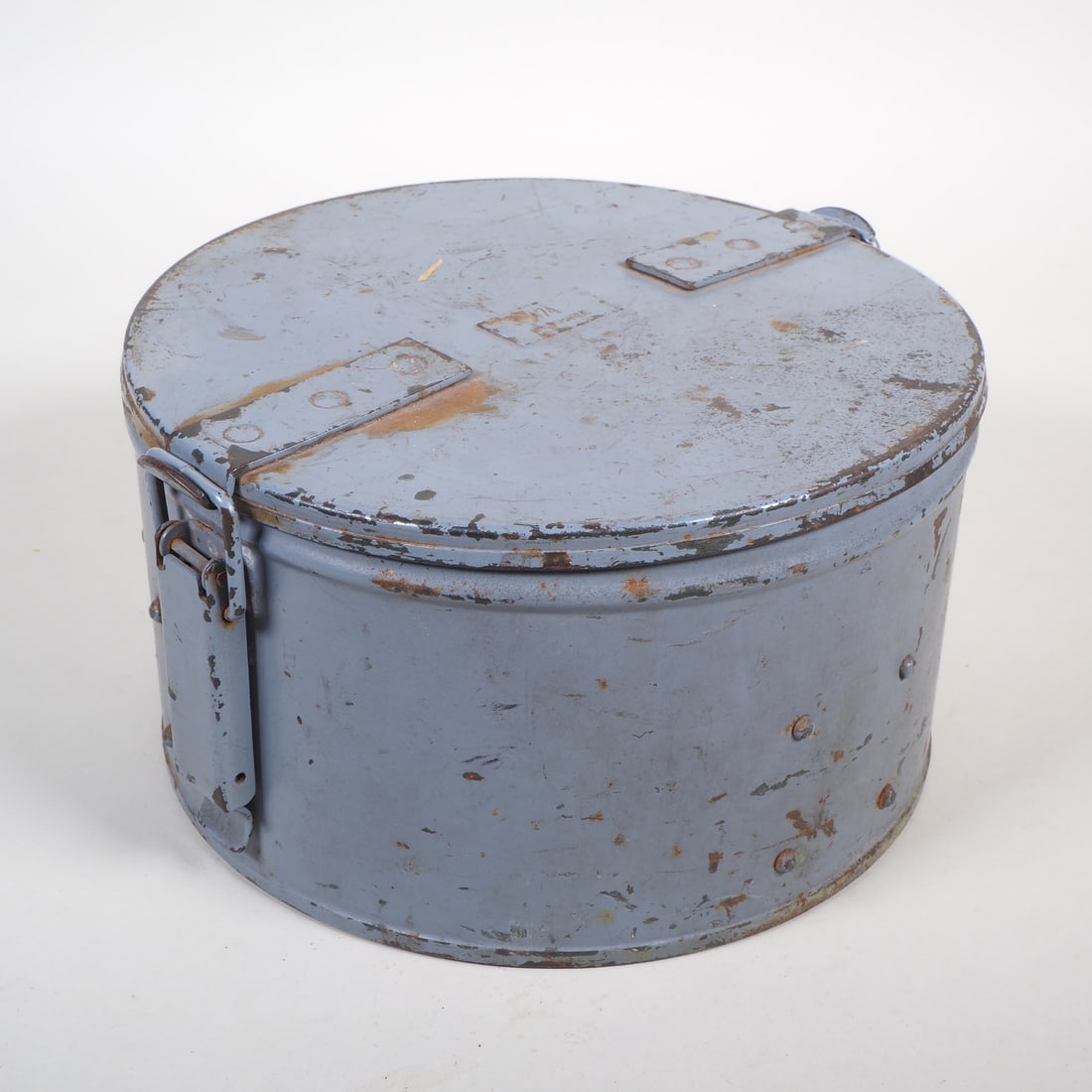 Rare Kriegsmarine gyrocompass container Wk2: Rare Kriegsmarine gyrocompass container Wk2Rare container, original Kriegsmarine WK2 varnish, stamped no.474 Kriegsmarine, with 2 hinges, inside with wooden inserts to hold a circular instrument / dev