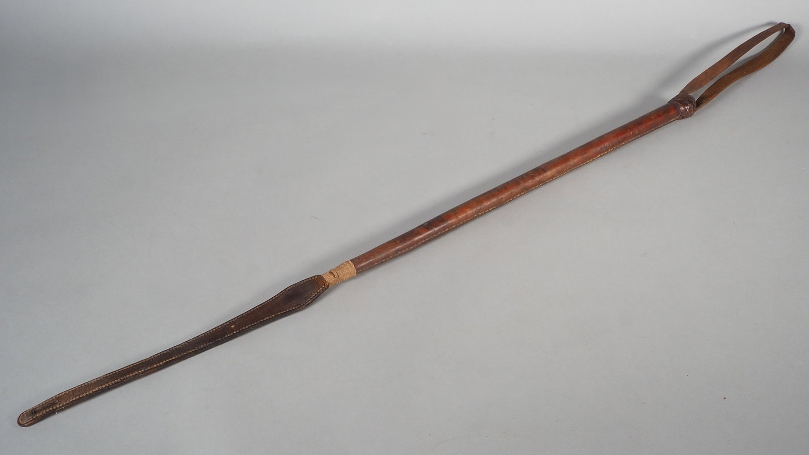 Wehrmacht leather riding crop / riding stick: Wehrmacht leather riding crop / riding stickLeather riding crop with loop for mounted units of the Wehrmacht, from family ownership. L. 84cmWehrmacht Leder Reitgerte / ReitstockLeder Gerte mit Schlauf