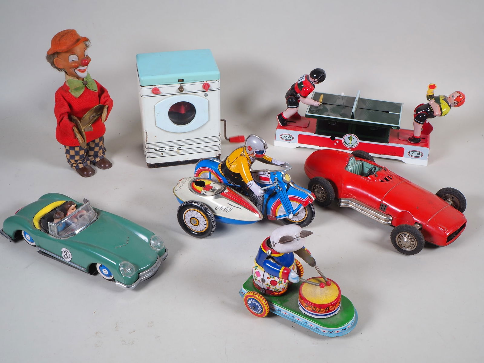 Collection of old tin toys, vintage, ca. 1960s, also JNF racing car: Collection of old tin toys, vintage, ca. 1960s, also JNF racing car erectable construction crane, with winches and cranks, rotating crane. Plastic and sheet metal. H. extended approx. 80cm. Clown with