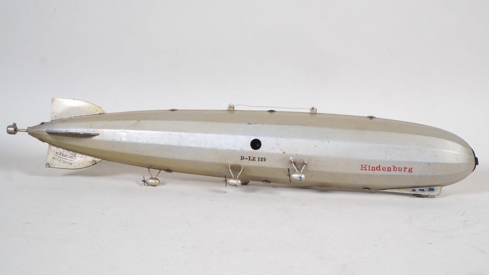Märklin Zeppelin D-LZ 129 Hindenburg, 1930s: Märklin Zeppelin D-LZ 129 Hindenburg, 1930s Extremely rare Märklin sheet metal model of the airship Hindenburg LZ 129 from the 1930s. Clockwork drive for rear propeller (rotor blades missing), can b