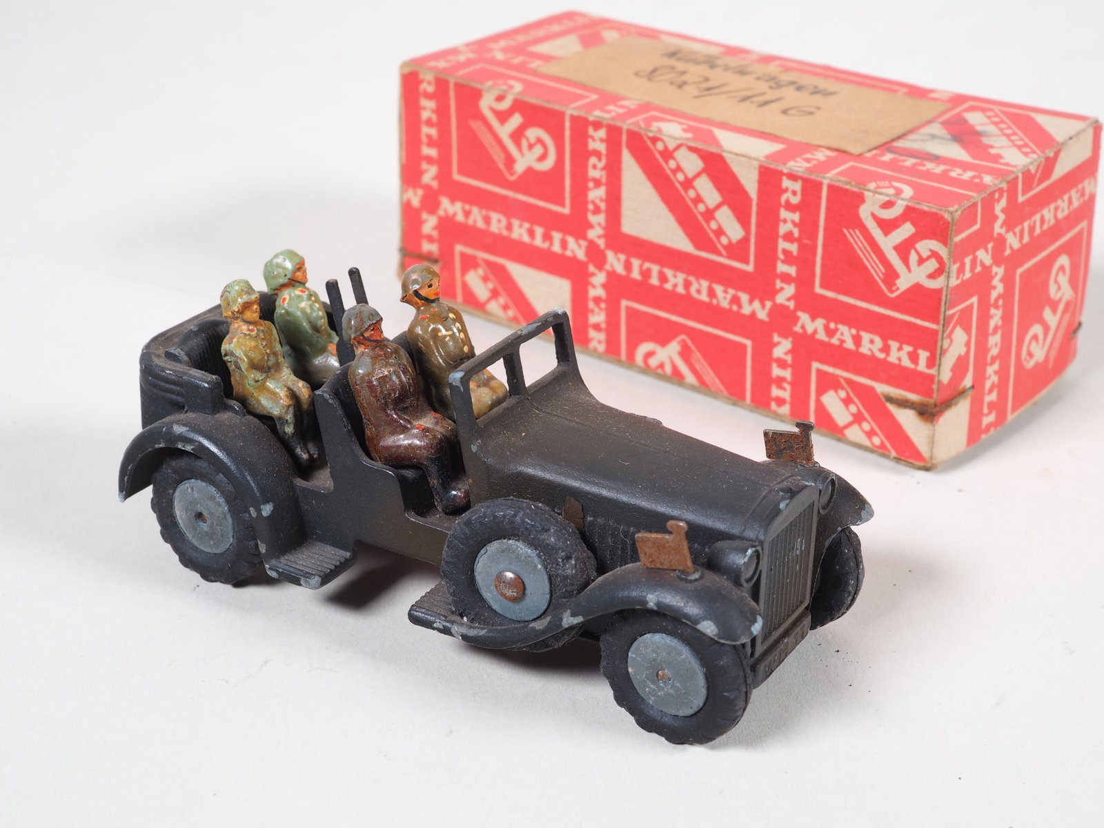 Märklin Kübelwagen 8021/11 G with OP, around 1939: Märklin Kübelwagen 8021/11 G with OP, around 1939 Pre-war military toy, die-cast, 2 axles, rubber tires, with 2 spare tires and coupling hooks for holding a PaK 8021/51 (not incl.), fully loaded wit