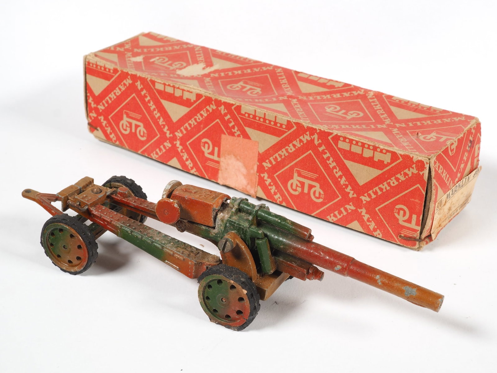 Märklin howitzer 8021/54 with OP, mimicry, around 1939: Märklin howitzer 8021/54 with OP, mimicry, around 1939 Pre-war military toy, howitzer with towing trailer, for percussion firing, spread mount, die-cast, 2 axles, rubber tires, wheels on howitzer loo