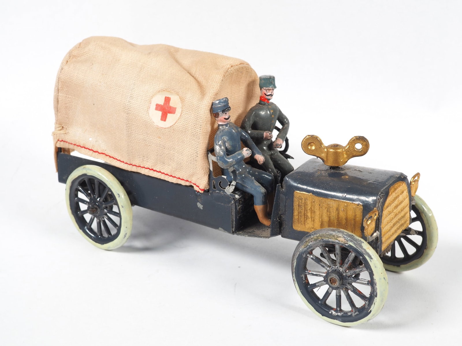 Rare tarpaulin ambulance with key hoist, around 1915: Rare tarpaulin ambulance with key hoist, around 1915 Early war ambulance for the Red Cross ca. WW1 with tarpaulin body made of fabric, red cross on one side. Sheet metal body with cast metal wheels, f