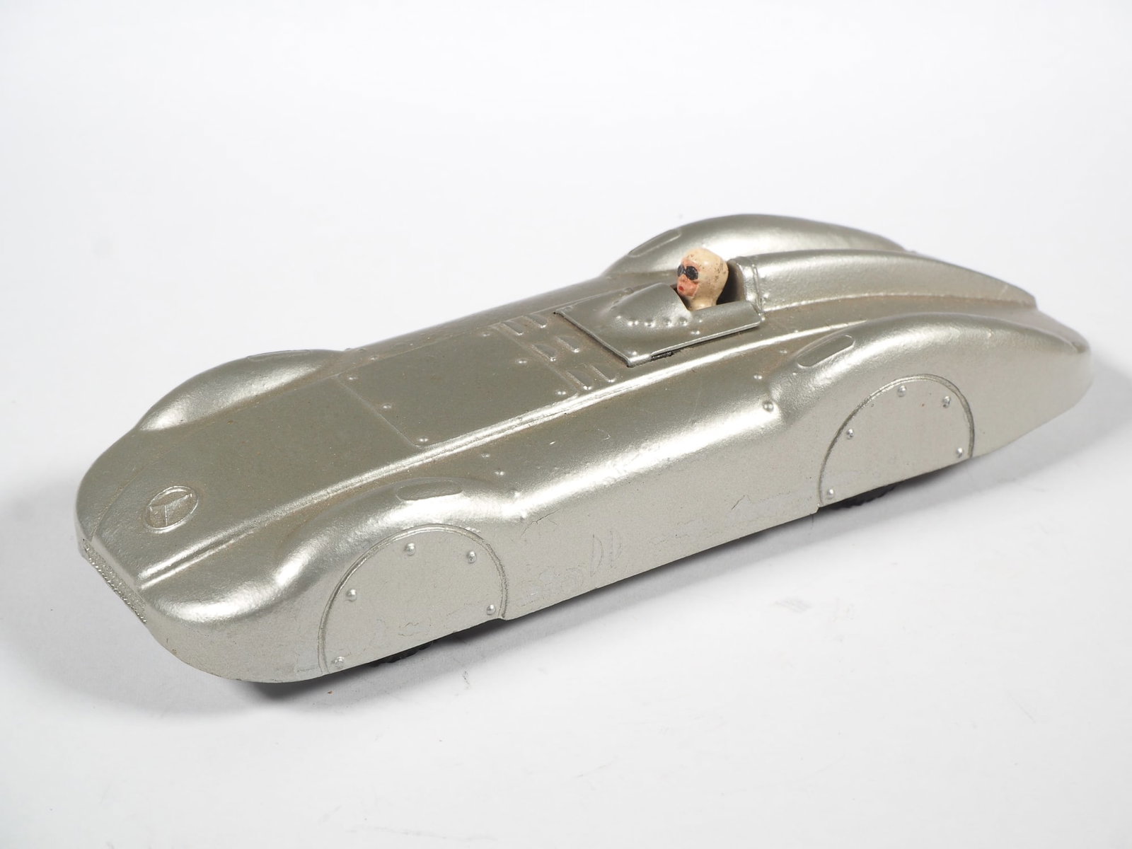 Märklin 5521/15 Mercedes-Benz racing car with driver 5521/99, 1930s: Märklin 5521/15 Mercedes-Benz racing car with driver 5521/99, 1930s Pre-war model car, manufactured using zinc die-casting process, aluminum color, rubberized tires. See Märklin complete catalog D15