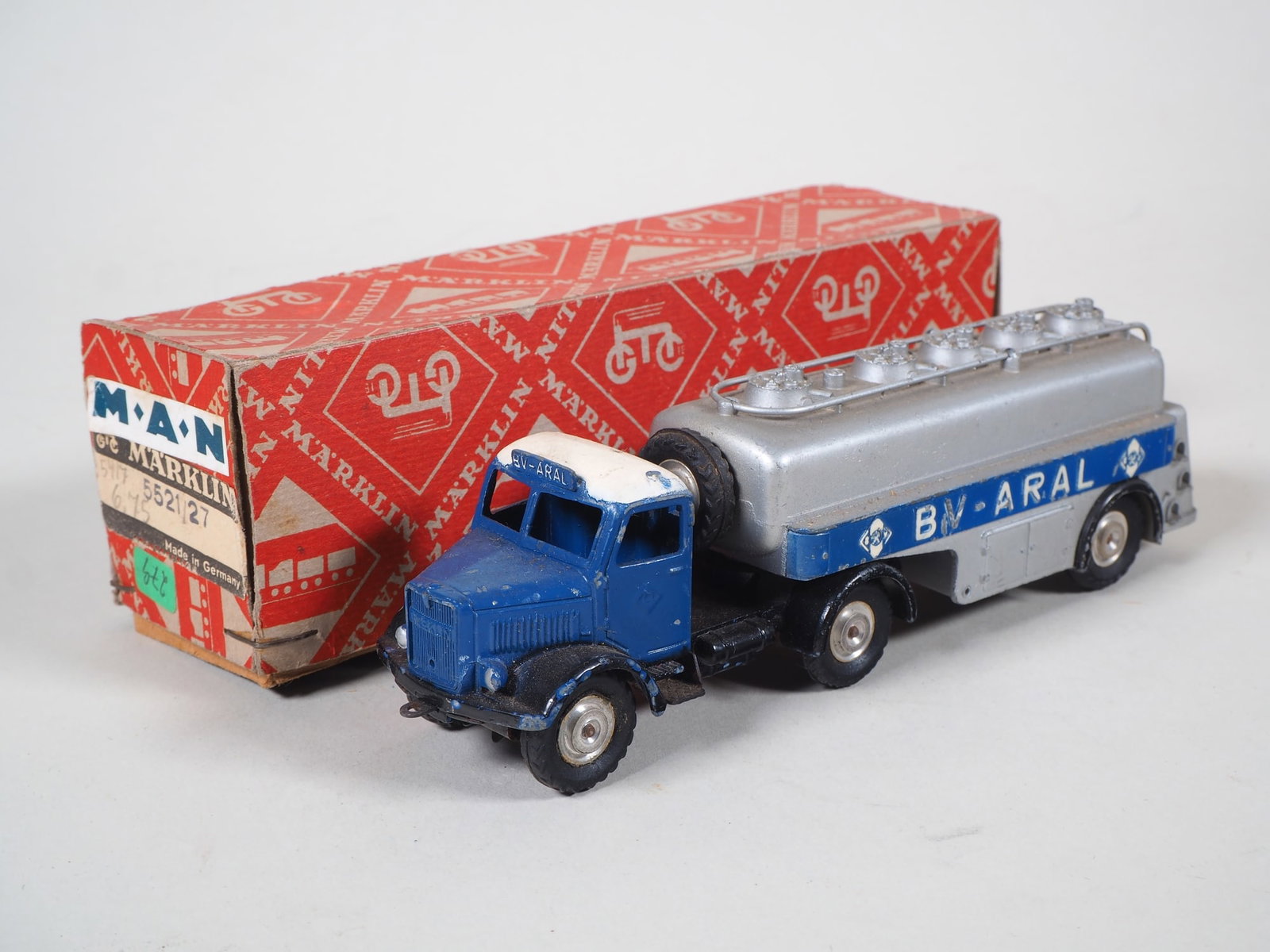 Märklin 5521/27 Fuel Tank Car - with Original Packing: Märklin 5521/27 Fuel Tank Car - with Original Packing Early BV-ARAL fuel tank car, semitrailer truck, die-cast zinc body and trailer, with the original paint scheme. Rubberized tires. Towing vehicle 