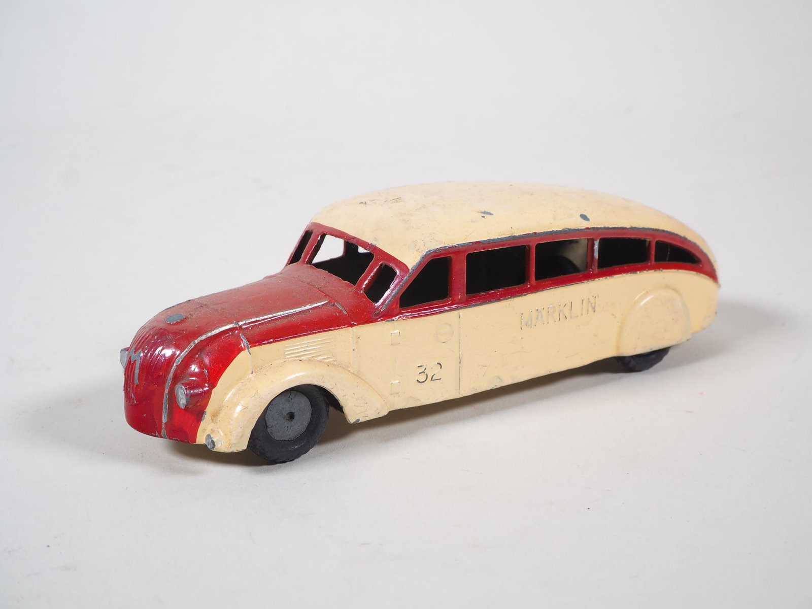 Märklin 5521/32 Streamlined Bus: Märklin 5521/32 Streamlined Bus Rare bus in streamlined design, die-cast zinc body, with the original paint scheme (minor repairs). Rubberized tires. Underbody made of sheet iron, embossed “Made in