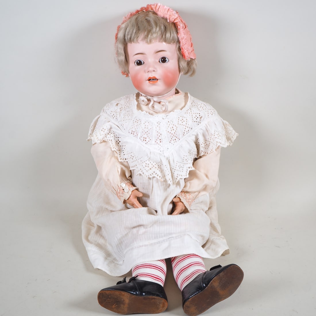 Large doll Simon & Halbig: Large doll Simon & Halbig Ball-jointed papier-mâché body, large porcelain head with glass eyes, open mouth with visible teeth, signed on the back "Simon & Halbig" no. 1397, Made in Germany. Comes wi
