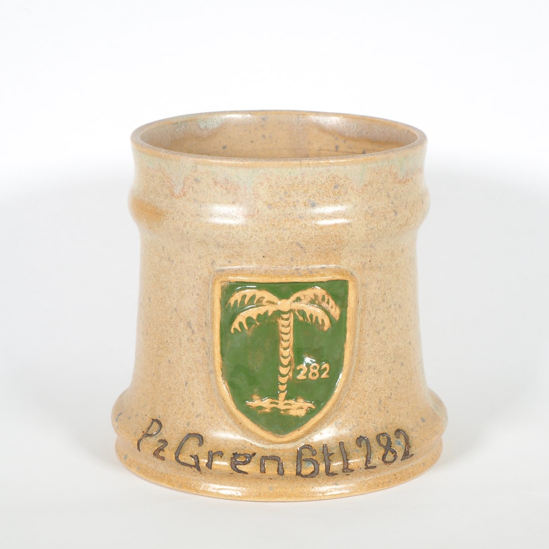 Early reservist mug PzGrenBtl 282, Rommel Barracks Dornstadt: Early reservist mug PzGrenBtl 282, Rommel Barracks Dornstadt High-quality reservist mug Panzergrenadierbataillon 282 made of ceramic, handmade. With embossed unit insignia in relief, depicting a palm