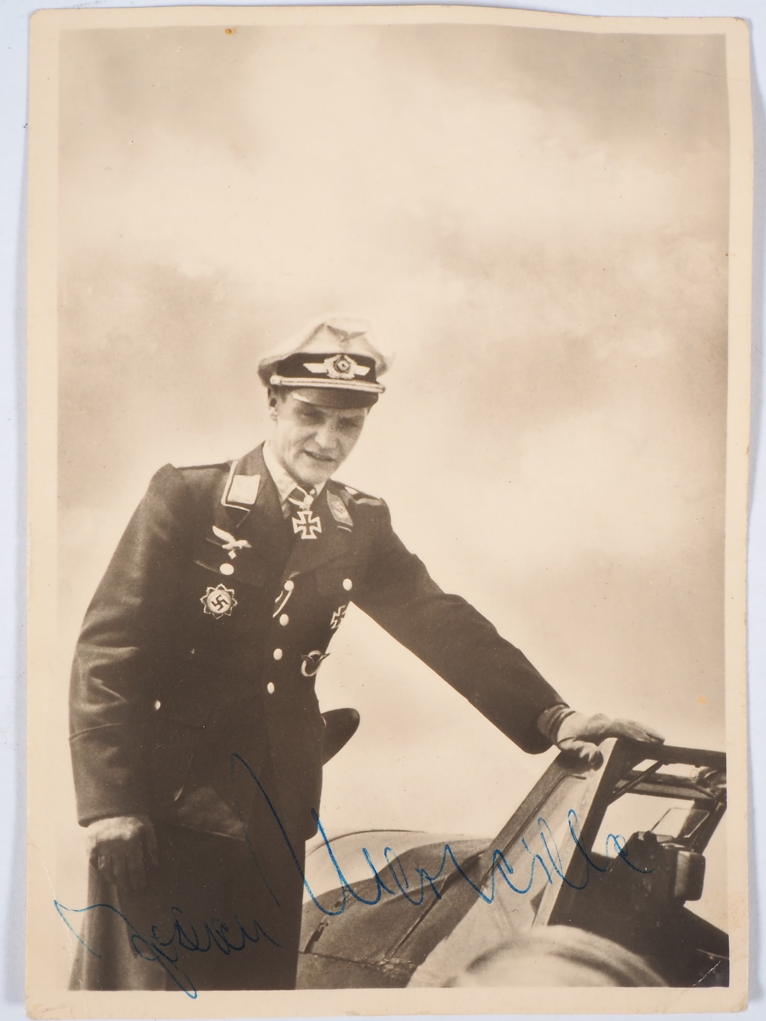 Portrait photo Hans Joachim Marseille Brillanten Träger Afrika Jagdflieger DAK WK2: Portrait photo Hans Joachim Marseille Brillanten Träger Afrika Jagdflieger DAK WK2 Original wartime portrait photo postcard from Me109 fighter plane in AK format, Kunstverlagsanstalt Bruno Hansmann, 