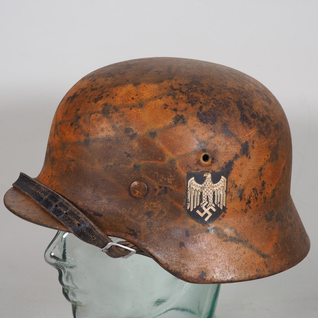 Wehrmacht M40 steel helmet with eagle decal and southern front camouflage, hkp 64: Wehrmacht M40 steel helmet with eagle decal and southern front camouflage, hkp 64 single decal M40 steel helmet of the Wehrmacht, manufacturer and size stamped on the side “hkp 64” for Sächsi