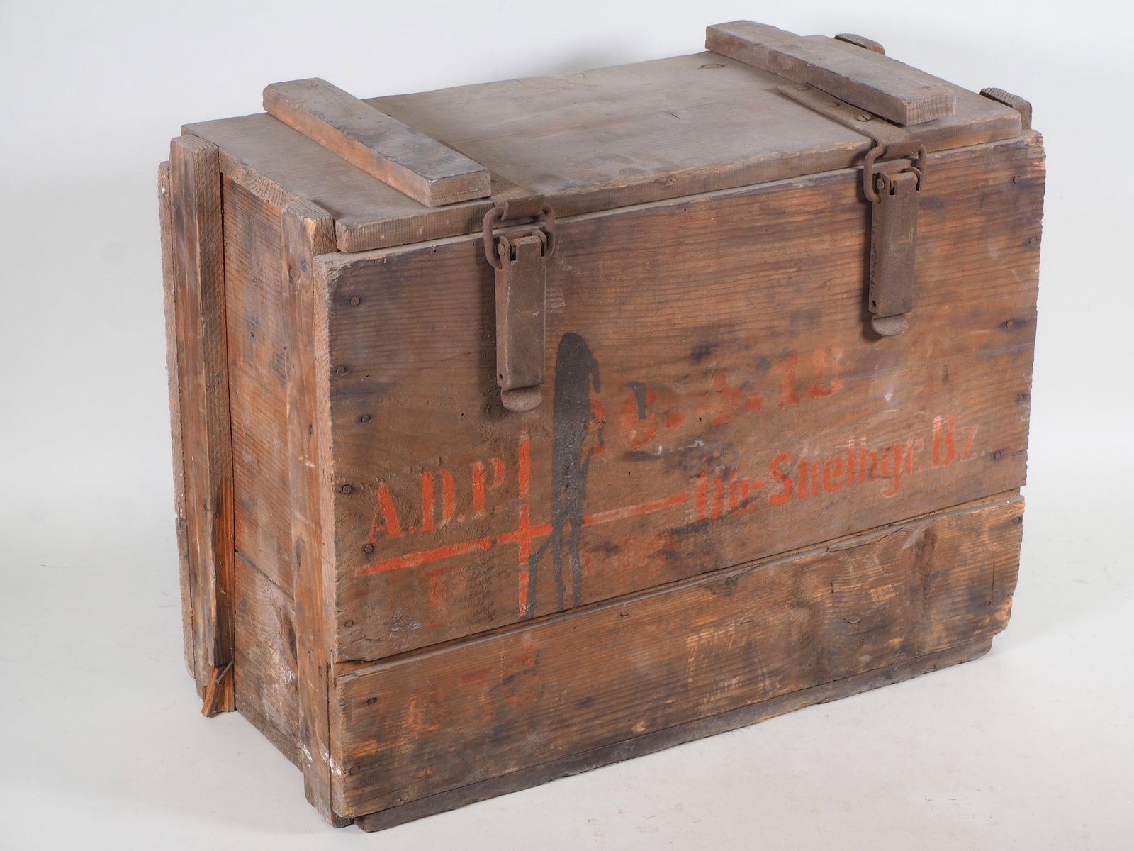 WW1 German Army transport crate for practice stick grenades, 1918: WW1 German Army transport crate for practice stick grenades, 1918 Original German wooden transport crate from the 1st World War, with red lettering on the front reading “A.D.P. / 26.4.18 / Üb.-Stie