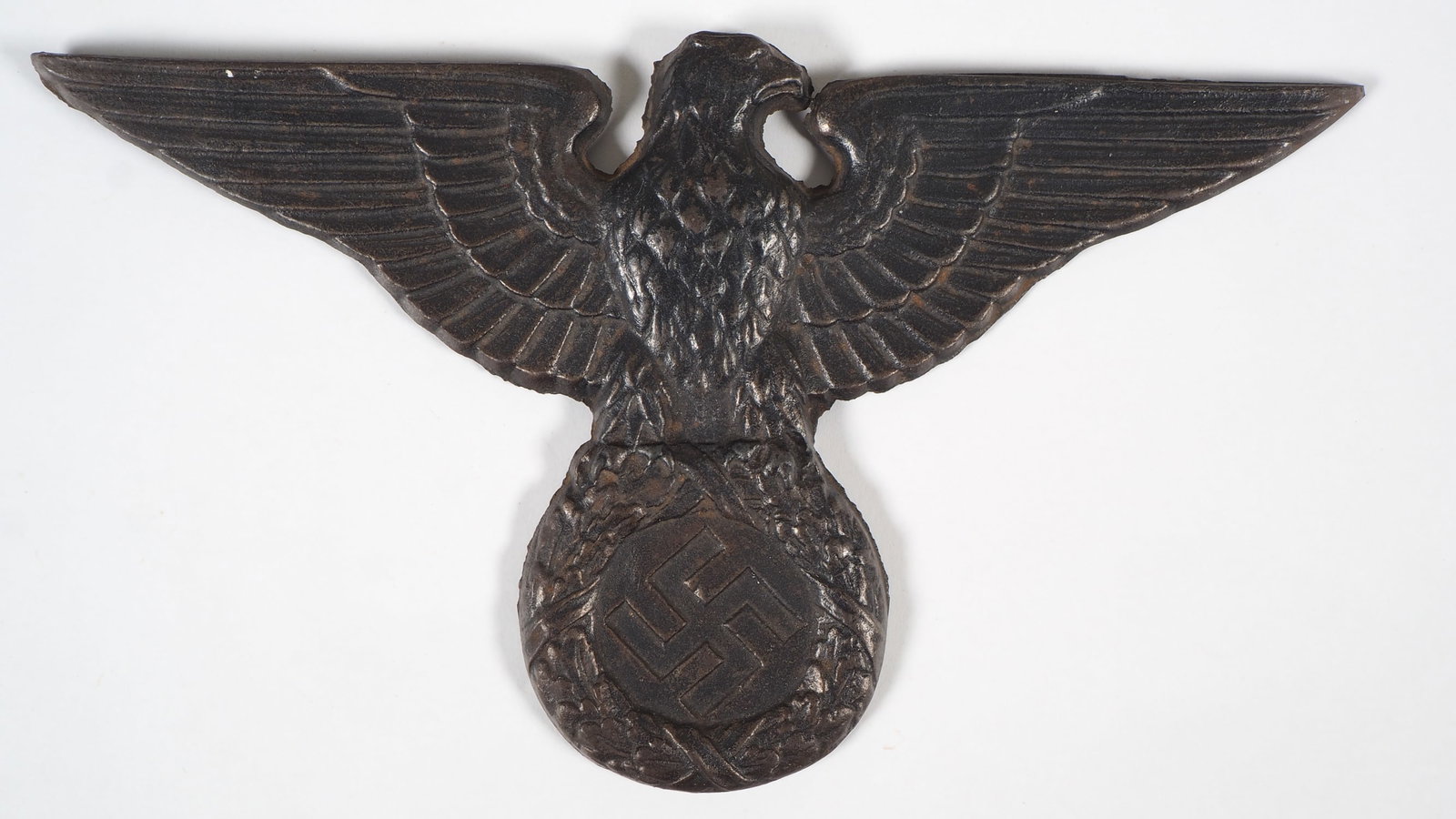 NSDAP wall eagle party 3rd Reich: NSDAP wall eagle party 3rd Reich Original metal wall eagle NSDAP 3rd Reich, on the back with suspension and manufacturer HSW in the gear wheel. Dimensions: 23.5 cm x 13.5 cm. Good condition, solid pie