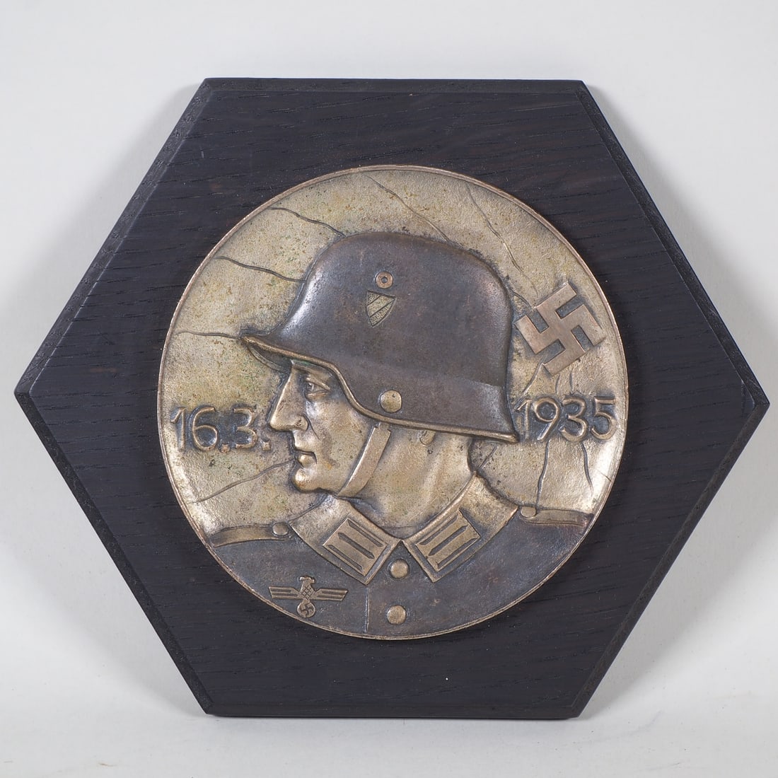 Wall relief metal Wehrmacht day of conscription 16.3.1935: Wall relief metal Wehrmacht day of conscription 16.3.1935 Very beautifully preserved relief on blackened wooden plate, on the occasion of the introduction of compulsory military service on 16.3.35. Go
