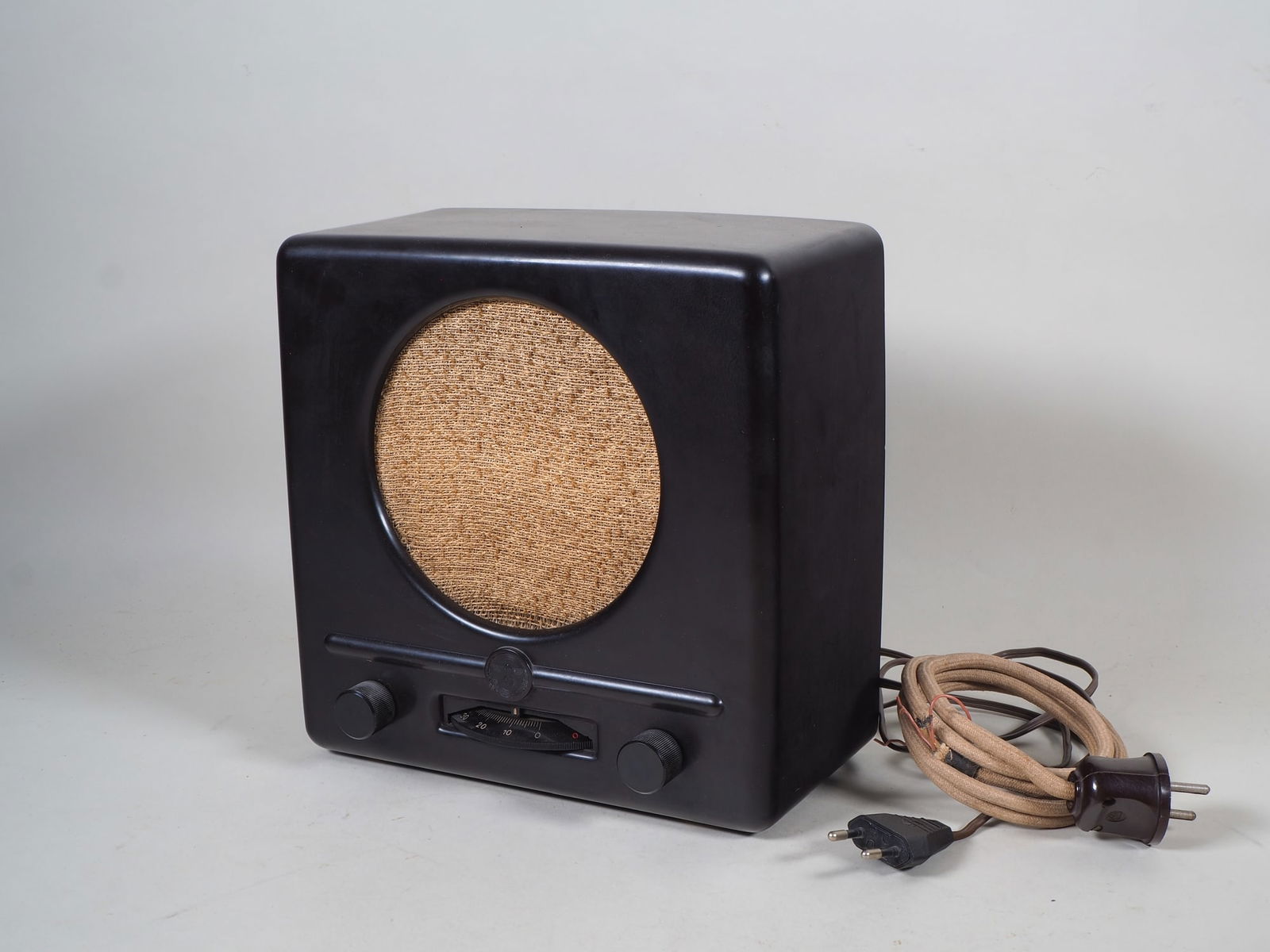 Third Reich: German small Volksempfanger 1938 (DKE 38) - Deutsche Philips GmbH: Third Reich: German small Volksempfanger 1938 (DKE 38) - Deutsche Philips GmbH Small Volksempfänger, intact Bakelite housing with imperial eagle and swastika, complete, interior and coils visually in