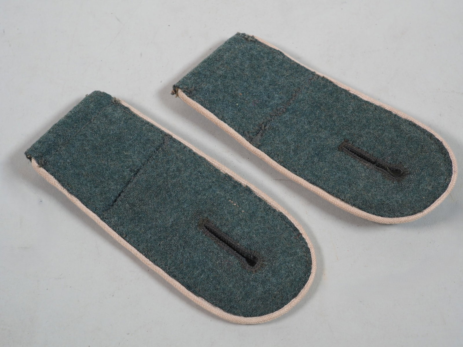 Epaulettes Wehrmacht Infantry WK2: Epaulettes Wehrmacht Infantry WK2 Pair of epaulettes Wehrmacht, infantry, used condition, for looping. Worn with field blouse WK2. Schulterklappen Wehrmacht Infanterie WK2 Paar Schulterklappen Wehrmac