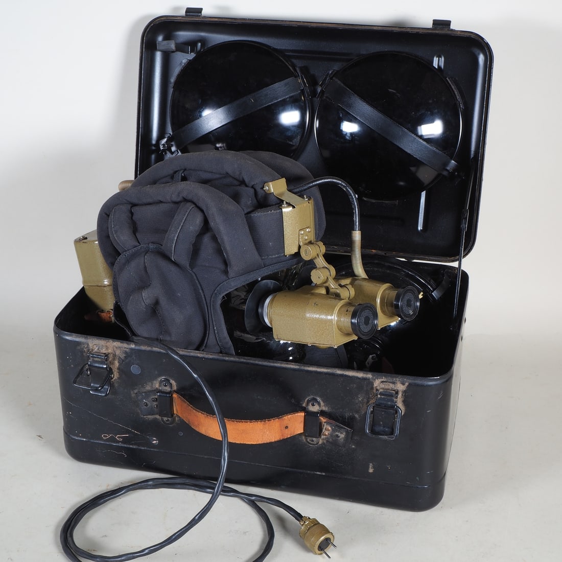 USSR night vision device PNV-57 with tank helmet, 1969 - incl. transport box: USSR night vision device PNV-57 with tank helmet, 1969 - incl. transport box Functional Soviet night vision device from the Cold War era, probably used in vehicles such as tanks. With accompanying inf