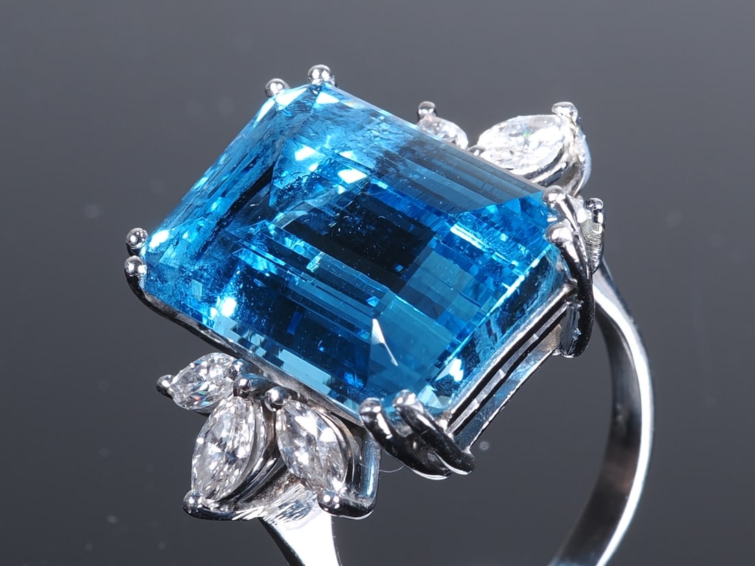 Platinum ladies’ ring with a large aquamarine (10.37ct) and brilliant-cut diamonds (1 of 7)