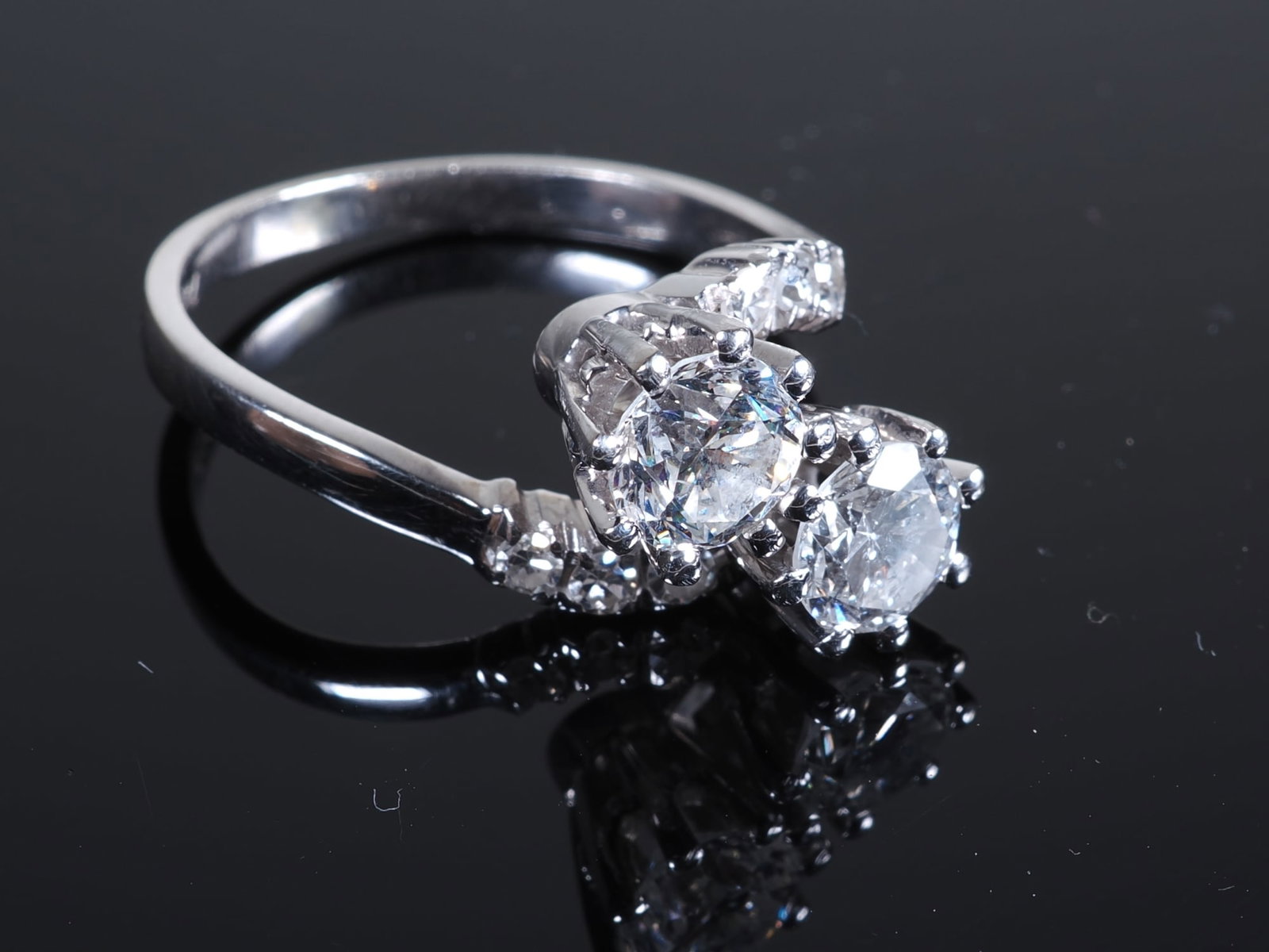 1.30ct double-diamond ladies’ ring, 14K white gold: 1.30ct double-diamond ladies’ ring, 14K white goldLadies’ ring featuring 2 large Pique I diamonds - Wesselton - and 6 small diamonds, totalling 1.30ct (according to the certificate). Total weight